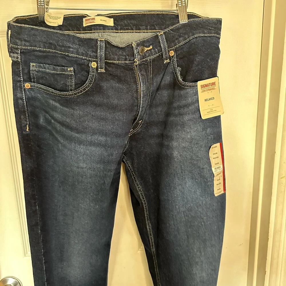 Men’s Signature Levi Strauss:Relaxed Fit Jeans. - Picture 3 of 7